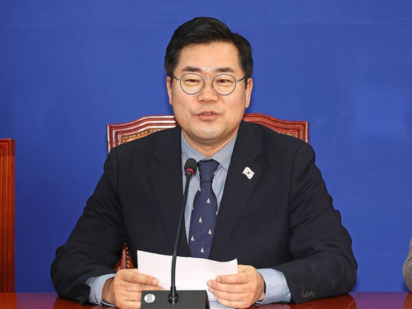 더불어민주당 박찬대 원내대표가 26일 서울 여의도 국회에서 열린 정책조정회의에서 발언하고 있다. 연합뉴스