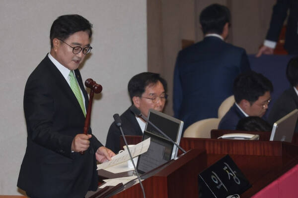 우원식 국회의장이 27일 오후 서울 여의도 국회 본회의에서 한덕수 국무총리 탄핵소추안에 대한 가결을 선포하고 있다. 연합뉴스