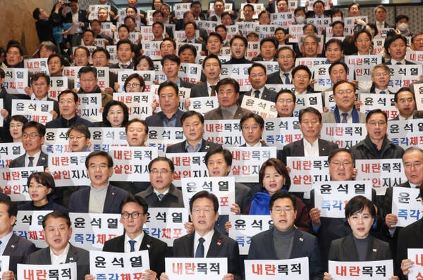더불어민주당 이재명 대표, 박찬대 원내대표 등 의원들이 27일 국회 본청 계단에서 한덕수 국무총리 탄핵안을 가결한 뒤 윤석열 규탄대회를 열고 있다. 연합뉴스