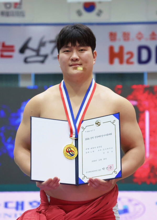 28일 강원도 삼척체육관에서 열린 2024 삼척 전국대학장사씨름대회 용장급(90㎏ 이하)서 시즌 3관왕에 오른 강준수(경기대)가 기념촬영을 하고 있다.대한씨름협회 제공