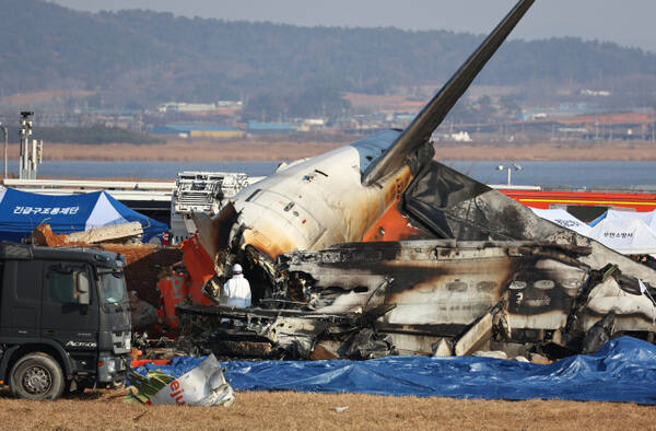 29일 전남 무안군 무안국제공항에서 발생한 제주항공 여객기 충돌 폭발 사고 현장에서 소방구급대원이 사고 여객기 내부를 수색하고 있다. 연합뉴스