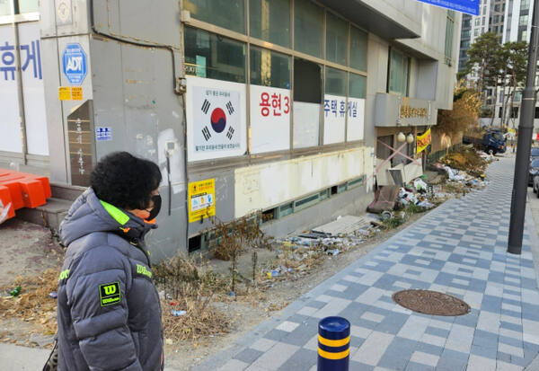 29일 인천 미추홀구 용현동 359의1, 폐건물 주변에 쓰레기가 쌓여 지나가는 시민들이 눈쌀을 찌푸린다. 장민재 기자