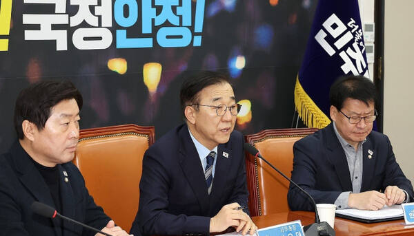 더불어민주당 김윤덕 사무총장(가운데)이 29일 오전 국회에서 열린 기자간담회에서 발언을 하고 있다. 연합뉴스