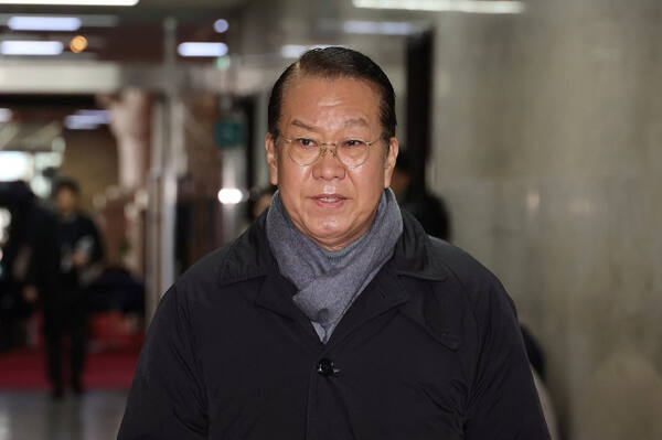 국민의힘 권영세 비상대책위원장 지명자가 29일 오후 국회에서 권성동 대표 권한대행 겸 원내대표 주재로 열린 전남 무안공항 여객기 사고 관련 긴급회의에 참석하고 있다. 연합뉴스