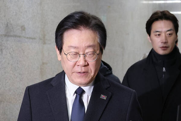더불어민주당 이재명 대표가 29일 오후 국회에서 전남 무안공항 항공기 활주로 이탈 사고와 관련한 긴급 최고위원회의를 소집, 수습방안 등을 논의하기 위해 회의실로 이동하고 있다. 연합뉴스