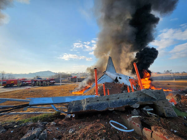 29일 오전 전남 무안군 무안공항에서 승객과 승무원 181명을 태운 여객기가 착륙 중 공항 벽과 충돌해 불길이 솟아오르는 모습. 연합뉴스