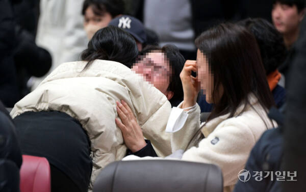 29일 오후 전남 무안군 무안국제공항 대합실에서 제주항공 여객기 충돌 폭발 사고 탑승객의 가족들이 오열하고 있다. 윤원규기자