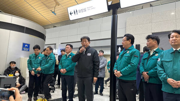 29일 무안국제공항 2층 대합실에서 박상우 국토교통부 장관이 유가족들을 향해 사과하고 있다. 오종민기자