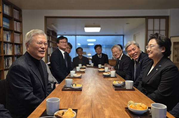 문재인 전 대통령(왼쪽)이 지난 24일 경남 앵산 평산마을을 찾은 조국혁신당 김선민 대표 권한대행과 대화를 나누고 있다. 연합뉴스