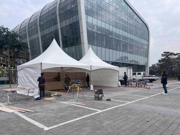오산시청 광장에 설치 중인 합동분향소 모습. 강경구기자