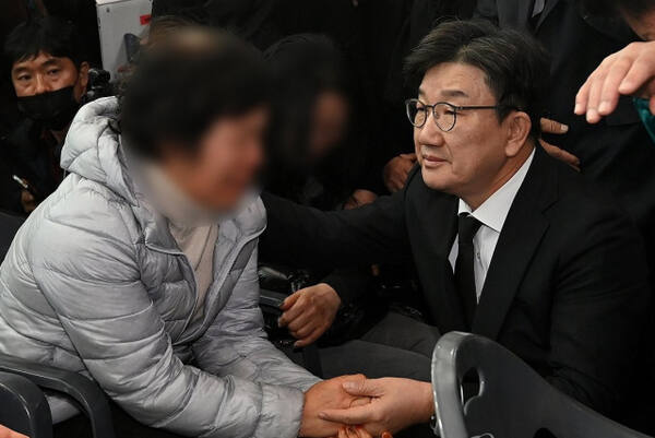 국민의힘 권성동 당대표 권한대행 및 원내대표가 30일 오전 무안국제공항에서 제주항공 여객기 사고 탑승객 가족들을 위로하고 있다. 연합뉴스