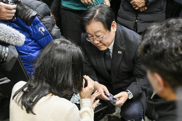 더불어민주당 이재명 대표가 29일 오후 전남 무안국제공항에서 제주항공 여객기 폭발사고 탑승객 가족들을 위로하고 있다. 연합뉴스