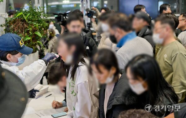 지난 29일 오후 전남 무안국제공항에서 제주항공 여객기 폭발사고 탑승객 가족들이 유전자 채취 검사를 받고 있다. 경기일보 DB