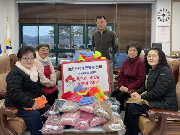 ▲백학면 아침해거리 상인회, 저소득층 위한 목도리·수세미 기탁