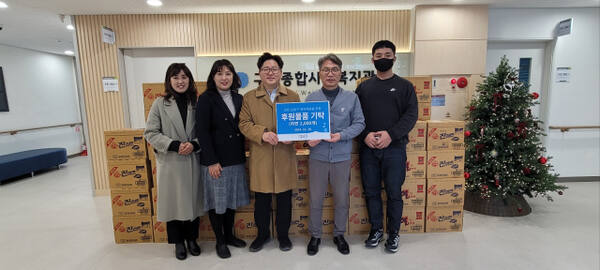 임종필 더퓨어 대표(가운데)가 29일 남동구 구월종합사회복지관에 라면 50박스를 기탁한 뒤 관계자들과 기념촬영을 하고 있다. 더퓨어 제공