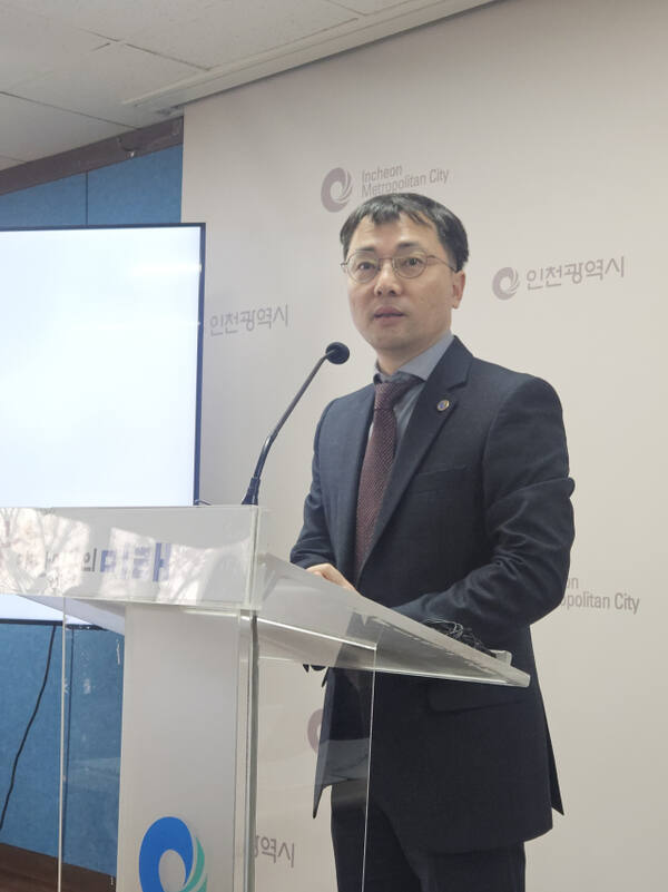 김인수 시 교통국장이 30일 인천시청에서 교통국 기자브리핑을 열고 현안 설명을 하고 있다. 박귀빈기자