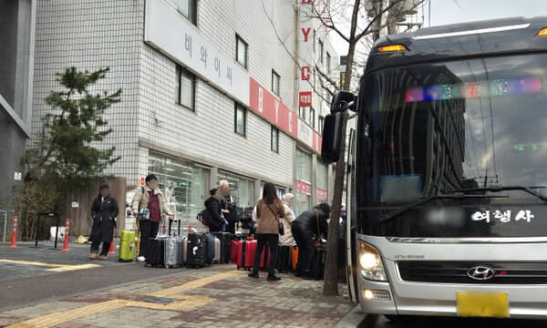 30일 오전 9시께 수원시 인계동의 3성급 호텔 앞. 패키지여행을 마친 관광객들이 리무진에 탑승하고 있다. 해당 기사와 직접적인 관련 없음. 금유진기자
