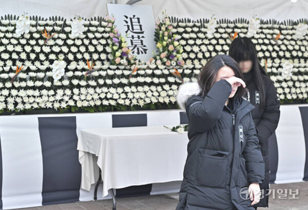 사고로 희생된 친구를 향한 그리움의 눈물 [포토뉴스]