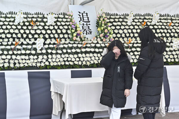 사고로 희생된 친구를 향한 그리움의 눈물 [포토뉴스]