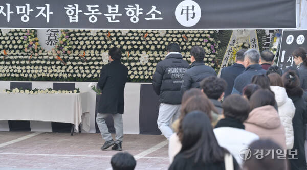 사고로 희생된 친구를 향한 그리움의 눈물 [포토뉴스]