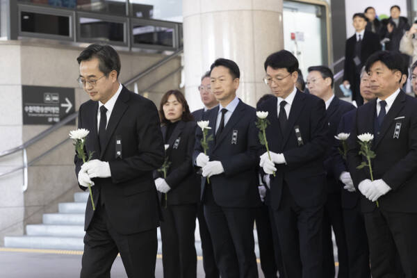 김동연 경기도지사가 31일 도 주요 간부들과 수원역에 마련된 제주항공 여객기 사고 희생자 합동분향소를 찾아 헌화하고 있다. 경기도 제공