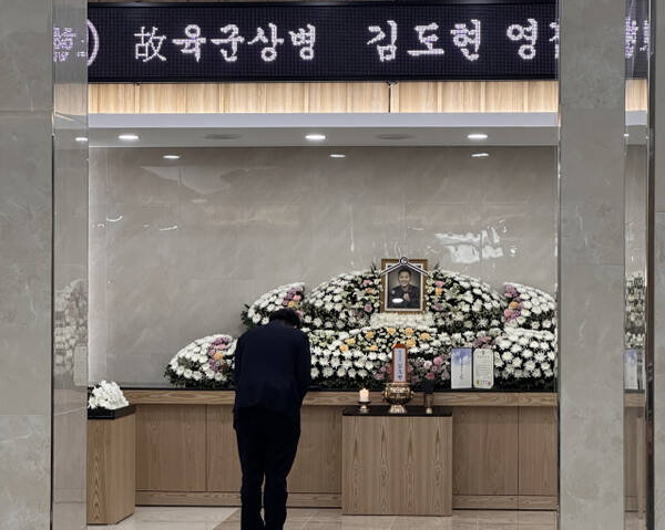 개혁신당 이준석이 의원이 31일 고(故) 김도현 상병에게 예를 갖추고 있다. 의원실 제공