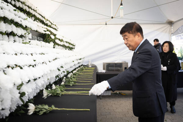 31일 오후 의정부역 동부광장에 마련된 무안국제공항 제주항공 여객기 사고 합동 분향소에서 윤창철 양주시의회 의장이 헌화하고 있다. 양주시의회 제공