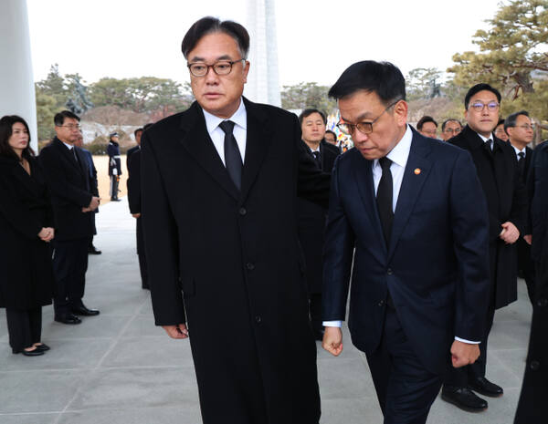 최상목 대통령 권한대행 부총리 겸 기획재정부 장관과 정진석 대통령 비서실장이 2025년 새해 첫날인 1일 국립서울현충원을 찾아 참배를 마친 뒤 이동하고 있다. 연합뉴스