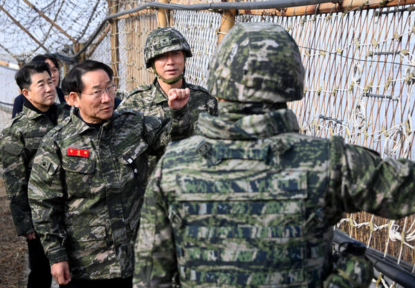 유정복 인천시장이 1일 강화도 해병대 2사단 5여단을 방문해 접경지역 철책 도보순찰을 하며 안보상황을 점검하고 있다. 인천시 제공