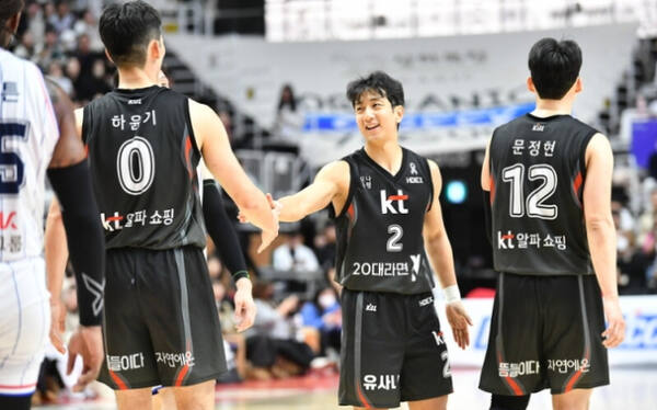 1일 수원 KT아레나서 열린 ‘2024-2025 KCC 프로농구’ 3라운드 부산 KCC와 홈 경기에서 수원 KT 소닉붐의 허훈(가운데)이 득점 후 팀 동료들과 기뻐하고 있다. KBL 제공