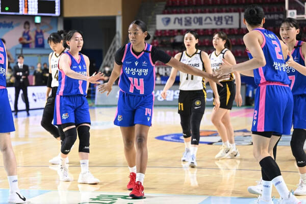 1일 청주 KB와의 홈경기서 새해 첫 승을 거둔 용인 삼성생명 선수들이 기쁨을 나누고 있다.WKBL 제공