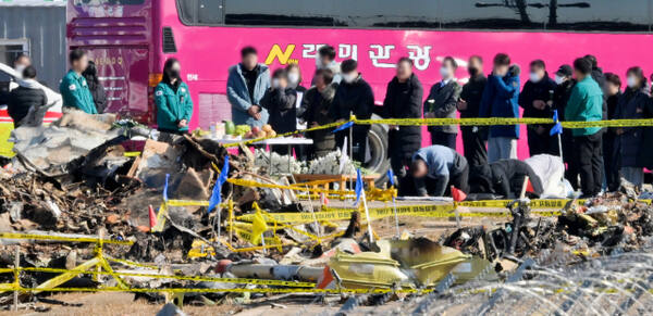 1일 오전 전남 무안군 무안국제공항 제주항공 여객기 참사 현장을 찾은 탑승객 유가족들이 헌화 후 희생자들에게 절을 올리며 인사를 하고 있다. 윤원규기자