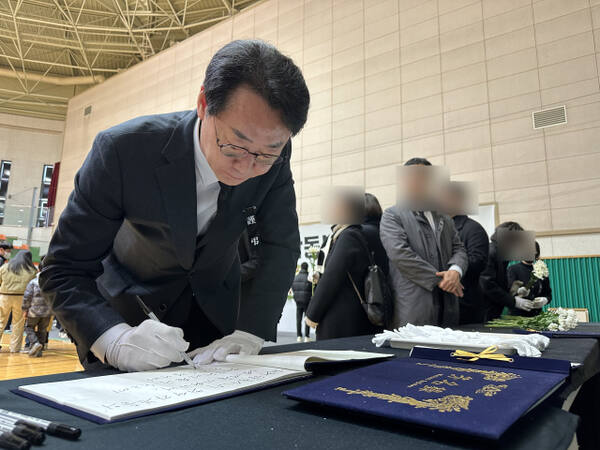 정명근 화성특례시장이 지난 1일 제주항공 참사 합동분향소를 찾아 조문하고 있다. 화성시 제공