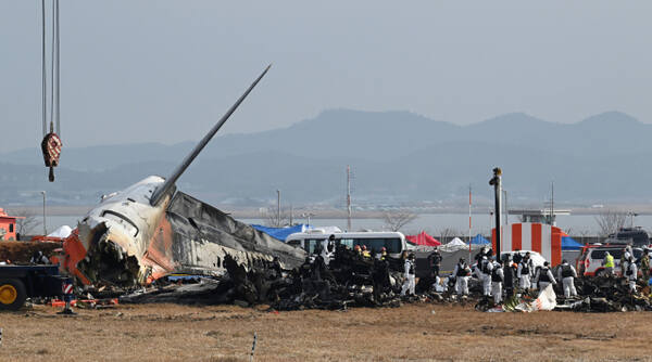 지난해 12월30일 오전 전남 무안국제공항에서 소방대원들이 전날 발생한 제주항공 여객기 충돌 폭발 사고 잔해를 수색하고 있다. 윤원규기자