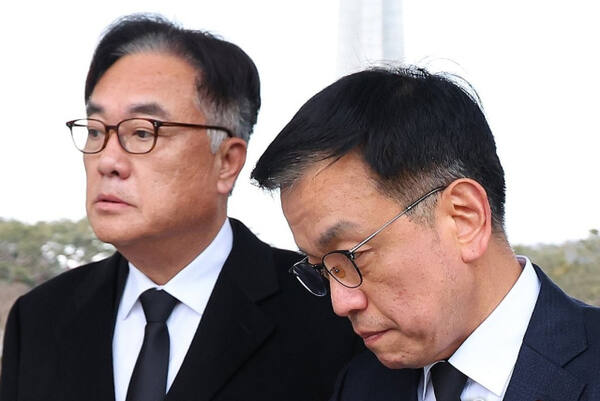 고개 돌린 정진석 대통령비서실장(왼쪽)과 고개 숙인 최상목 대통령 권한대행. 연합뉴스