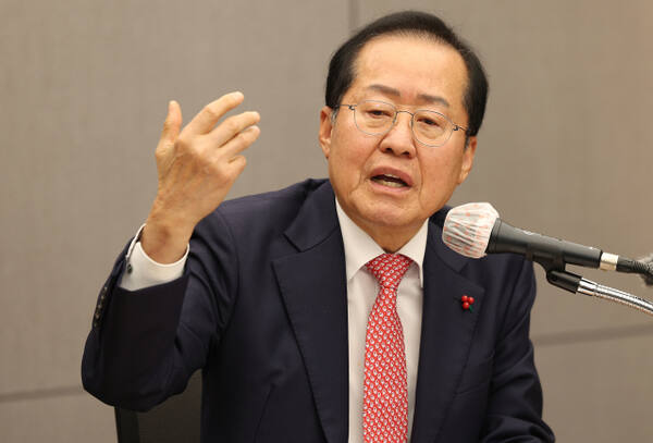 26일 홍준표 대구시장이 대구 산격청사에서 열린 송년 기자간담회에서 질문에 답변하고 있다. 연합뉴스
