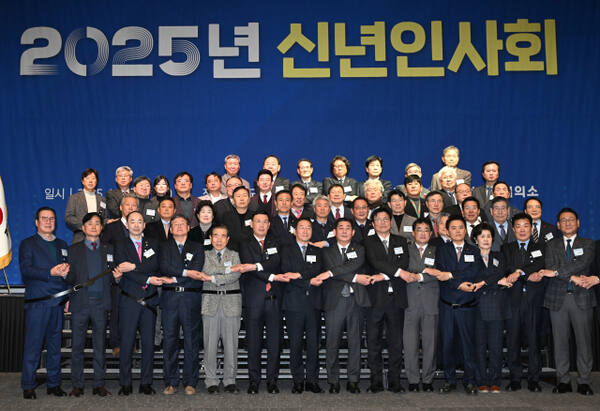 3일 오전 인천시 연수구 송도컨벤시아에서 열린 인천상공회의소 2025년 신년인사회에서 유정복 인천시장, 정해권 인천시의회 의장, 박주봉 회장 등 내빈들이 기념 촬영을 하고 있다. 조병석기자