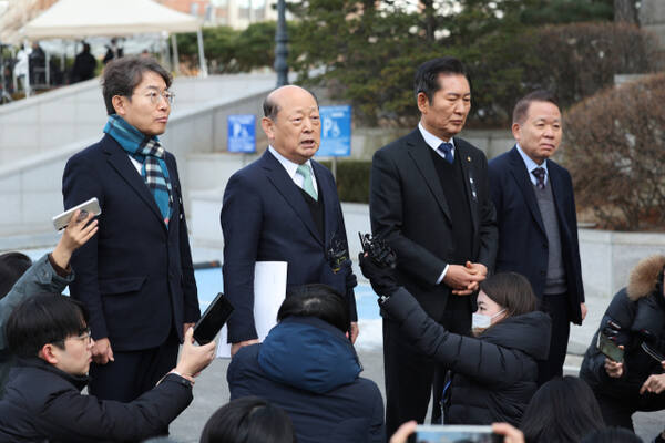 윤석열 대통령의 탄핵심판 사건 2차 변론 준비 기일인 3일 오후 국회측 법률대리인단이 헌법재판소로 출석하고 있다. 연합뉴스