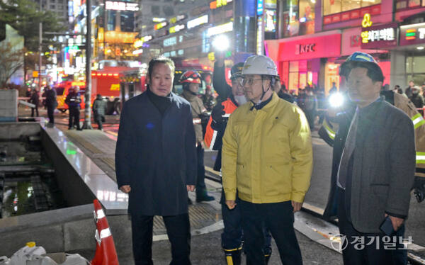 3일 오후 성남시 분당구 야탑동 한 복합건축물 화재현장에서 김동연 경기도지사가 현장을 둘러보고 있다. 이번 화재는 5시 10분 초진된 가운데 40여 명이 구조, 50여 명이 자력 대피했으며 일부는 인후통, 오한 등 증상을 보여 인근 병원으로 이송됐다. 소방당국은 화재원인 확인과 인명 수색을 벌이고 있다. 윤원규기자