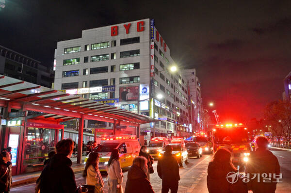 3일 오후 성남시 분당구 야탑동 한 복합건축물 화재현장에서 시민들이 현장을 보고 있다. 이번 화재는 5시 10분 초진된 가운데 40여 명이 구조, 50여 명이 자력 대피했으며 일부는 인후통, 오한 등 증상을 보여 인근 병원으로 이송됐다. 소방당국은 화재원인 확인과 인명 수색을 벌이고 있다. 윤원규기자