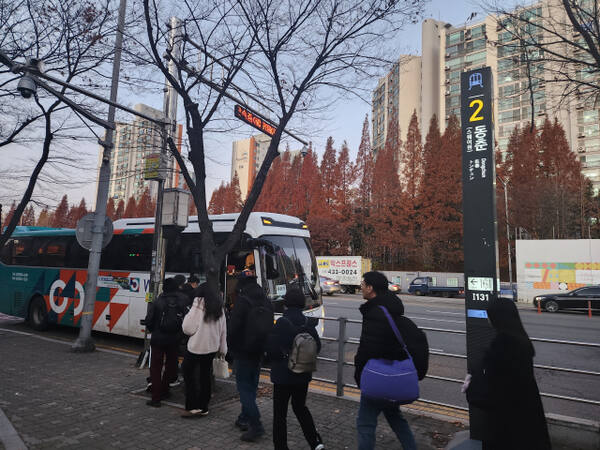 근로자들이 인천남동국가산업단지 공동 통근버스를 타고 출·퇴근하고 있다. 남동구청제공
