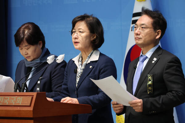 더불어민주당 '윤석열 내란 진상조사단'의 추미애 단장이 5일 오전 서울 여의도 국회 소통관에서 기자회견 열고 윤석열 대통령에 대한 체포영장 집행 당시 박종준 경호처장의 대응과 관련한 제보 내용을 밝히고 있다. 추 단장은 "당시 박 경호처장으로부터 몸싸움에서 밀릴 경우 공포탄을 쏘고, 안되면 실탄도 발포하라는 명령이 하달됐다는 것"이라고 말했다. 왼쪽부터 더불어민주당 서영교·추미애·박선원 의원. 연합뉴스
