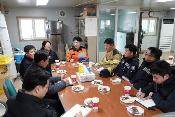 최근 용인특례시 처인구 모현읍에 위치한 성현산업 사무실에서 20년 이상 된 노후 산업단지의 화재 예방을 위한 간담회가 진행되고 있다. 용인소방서 제공