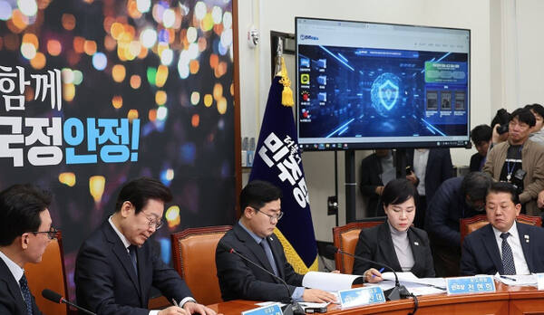 더불어민주당 이재명 대표가 6일 오전 서울 여의도 국회에서 열린 최고위원회의에 참석해 민주파출소 시연을 보며 메모하고 있다. 연합뉴스