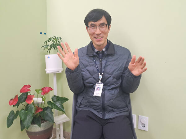 의정부시 장대철 주무관이 헌혈의 장점에 대해 설명하고 있다. 이선호기자