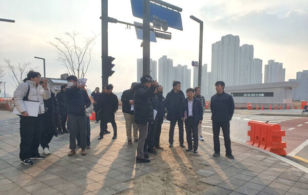 화성특례시 직원들이 8일 교통체계 개선을 위해 경부고속도로 상부 동서간 연결도로 현장을 점검하고 있다. 화성특례시 제공