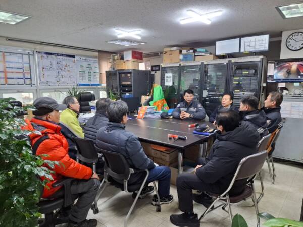 같은 날 안양소방서 등 유관기관 관계자가 모여 간담회를 진행하고 있다. 소상공인시장진흥공단 안양센터 제공