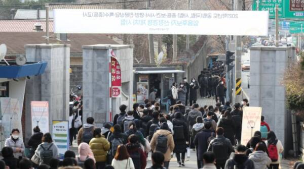 교사 임용후보자 선정 경쟁 제1차시험을 마친 수험생들. 연합뉴스