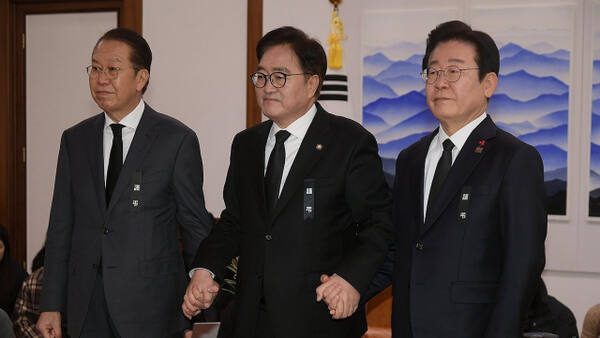 국민의힘 권영세 비상대책위원장(왼쪽부터), 우원식 국회의장, 더불어민주당 이재명 대표가 지난달 31일 오후 서울 여의도 국회 의장실에서 회동 전 기념 촬영하고 있다. 연합뉴스