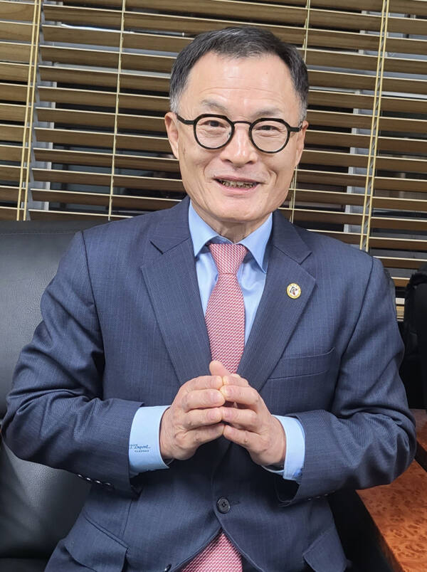 제22대 경기도검도회장에 당선돼 연임에 성공한 김두현 회장.황선학기자